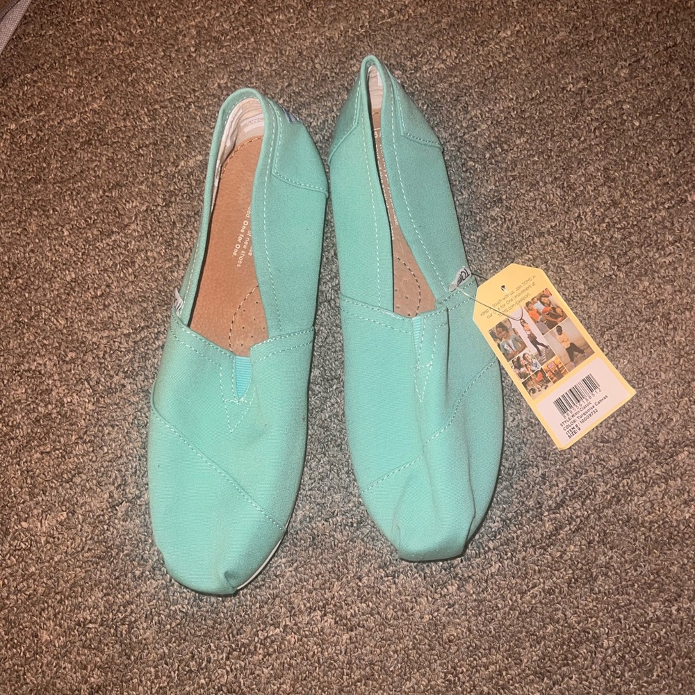 TOMS slip on, brand new with tag: women size 9